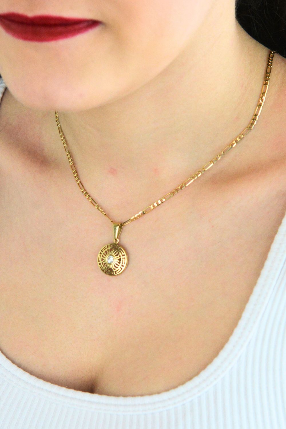 Elegancka złota zawieszka damska z ażurowym wzorem i cyrkonią. Okrągły wisiorek z modnym motywem greckim, idealny na prezent. Żółte złoto.1.jpg